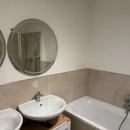 100 M2 With Balcony & Free Parking Lägenhet *