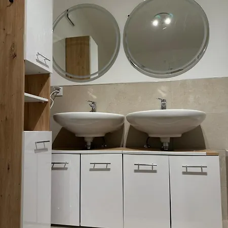 Lägenhet 100 M2 With Balcony & Free Parking Gerasdorf bei Wien