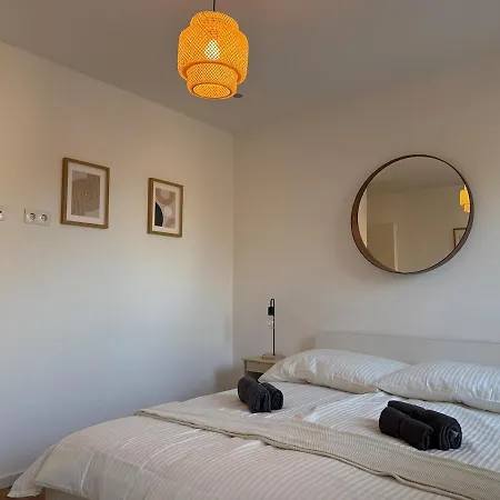 100 M2 With Balcony & Free Parking Lägenhet