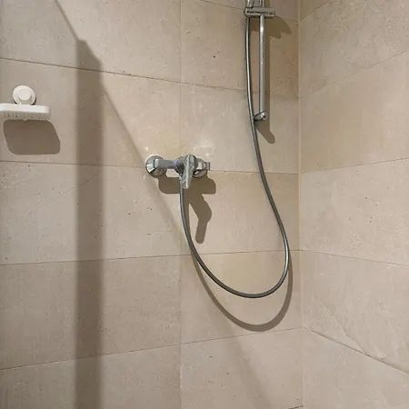 Lägenhet 100 M2 With Balcony & Free Parking