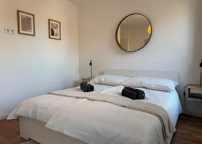 Lejlighed 100 M2 With Balcony & Free Parking